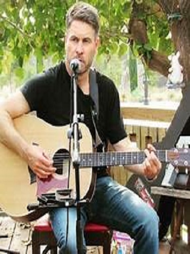 Fazeli Cellars - Live Music featuring John Lowery