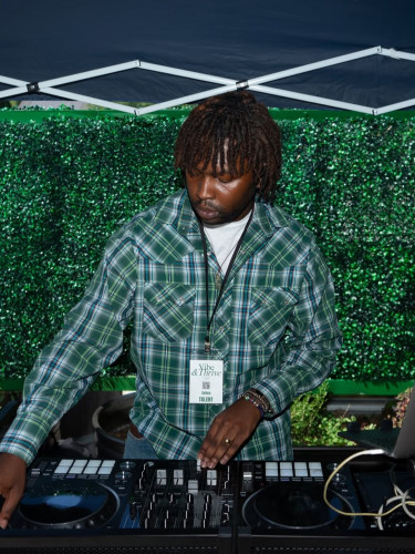 Cougar Vineyard & Winery - DJ - Coties