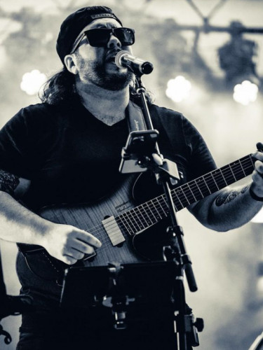 Cougar Vineyard & Winery - Live Music ~ Kevin Zingale