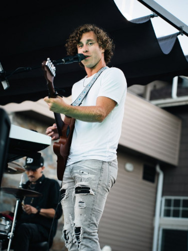 Live Music ~ Benny Weag