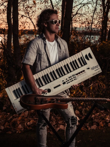 Live Music on the Lawn | Benny Weagraff
